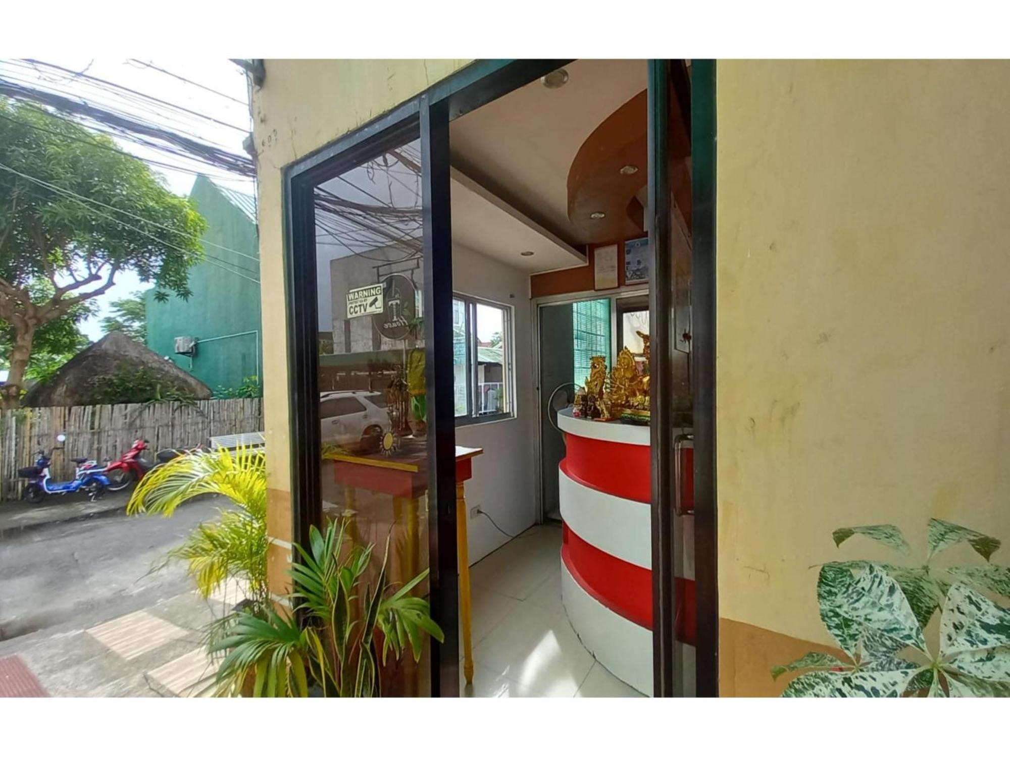 Oyo 1048 Jomckayl Apartelle Naga  Extérieur photo